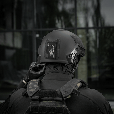 M-Tac Patch Face of War (Broderi) på hjelm med kraniesymbol, inspireret af "card of death" fra Vietnamkrigen, fastgjort med Velcro.