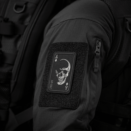 M-Tac Patch Face of War (Broderi) på jakkearm med kraniesymbol inspireret af "card of death" fra Vietnamkrigen, broderet på Cordura 500D.