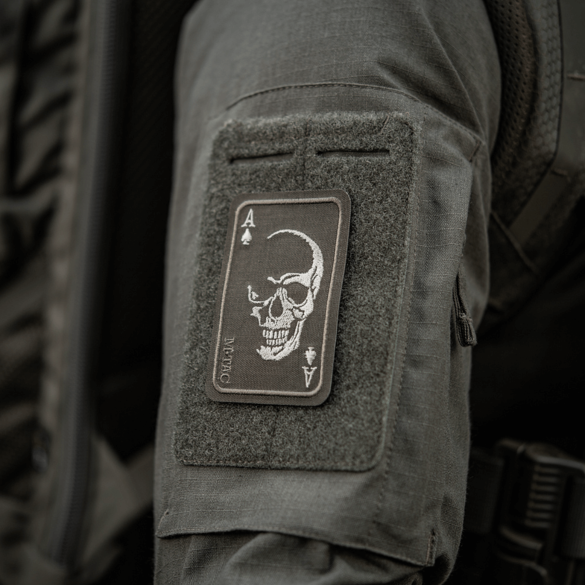 M-Tac Patch Face of War (Broderi) på jakke, kraniebroderi på es i spar, inspireret af Vietnamkrigen, Cordura 500D, fastgjort med Velcro.