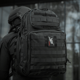 M-Tac Patch Bad Boy (Broderi) fastgjort på en sort taktisk rygsæk, viser ace of spades motiv med kaninske kranium.