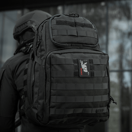 M-Tac Patch Bad Boy (Broderi) fastgjort på en sort taktisk rygsæk, viser ace of spades motiv med kaninske kranium.