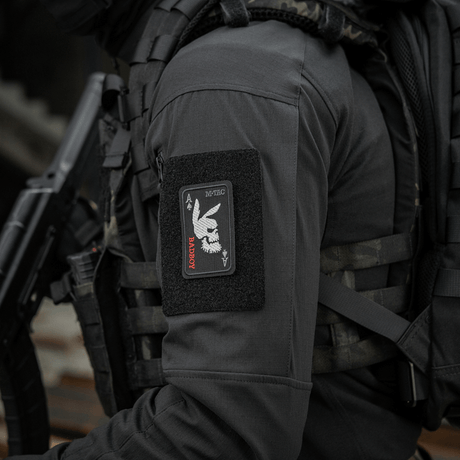M-Tac Patch Bad Boy (Broderi) med ace of spades broderet design, symboliserer karisma og mod, fastgjort på sort jakke med Velcro.