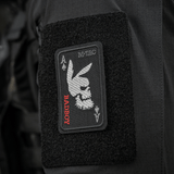 M-Tac Patch Bad Boy (Broderi) på tøj med broderet kaninske kranium og ace of spades motiv, monteret med Velcro, symboliserer frihed og mod.