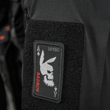 M-Tac Patch Bad Boy (Broderi) med kaninske kranium på ace of spades kort, symboliserer frihed og mod, fastgjort med Velcro på tøj.