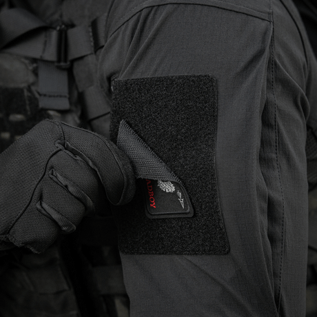 M-Tac Patch Bad Boy (Broderi) på militærjakke, broderet kanin kranium og spar es motiv, fastgjort med Velcro, symboliserer frihed og mod.