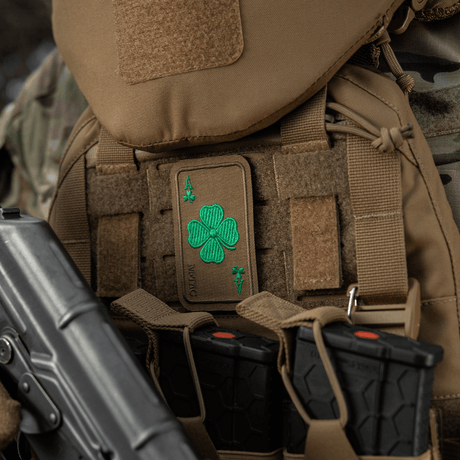M-Tac Patch Lucky Card (Broderi) med kløverblad, monteret på taktisk vest. Cordura 500D materiale, holdbar til tøj og tasker. Velcro fastgørelse.