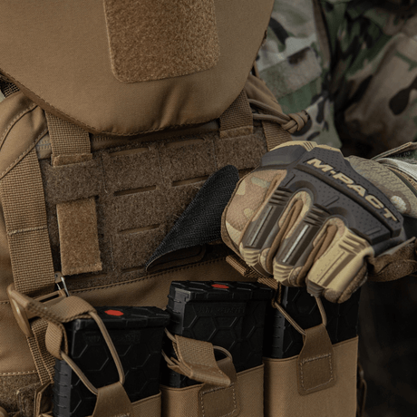 Soldat iført taktisk vest med M-Tac Patch Lucky Card (Broderi) fastgjort til Cordura 500D stof via Velcro