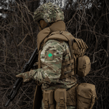 M-Tac Patch Lucky Card (Broderi) monteret på camouflagetøj med broderet firkløver, der symboliserer held og beskyttelse.