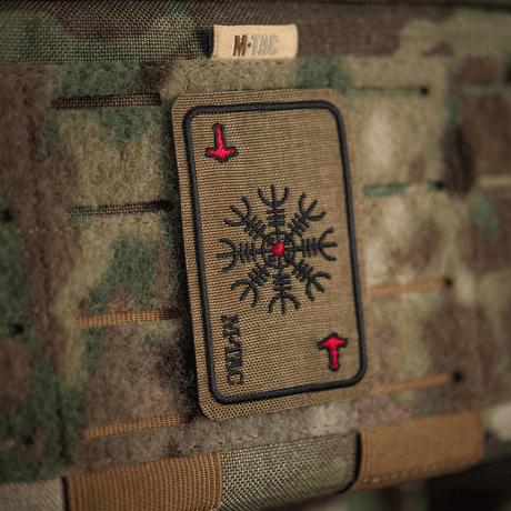 M-Tac Patch Kort Helm of Horror (Broderi) med Ægishjálmur symbol på Cordura 500D, fastgjort med velcro på camouflageudstyr.