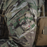 M-Tac Patch Kort Helm of Horror (Broderi) på camouflageuniform med ægishjálmur symbol, broderet Cordura 500D, slidstærkt og velcrofastgørelse.