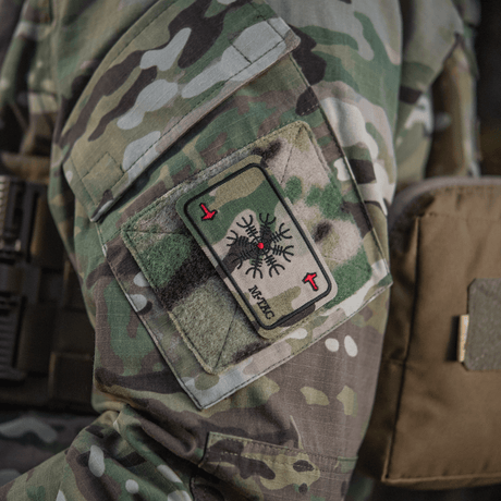 M-Tac Patch Kort Helm of Horror (Broderi) på camouflageuniform med ægishjálmur symbol, broderet Cordura 500D, slidstærkt og velcrofastgørelse.