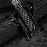 Nærbillede af M-Tac Sling Pistol Taske Elite Hex med Velcro med robuste lynlåse og spænder i sort Cordura materiale.