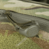 Detalje af M-Tac Sling Pistol Taske Elite Hex med Velcro vist med camouflage mønster og M-Tac logo.