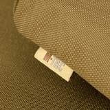 M-Tac Siddeunderlag med bæltebeslag ARMOR i Cordura 1000D, nærbillede af mærket, ideel til beskyttelse mod kulde og fugt.
