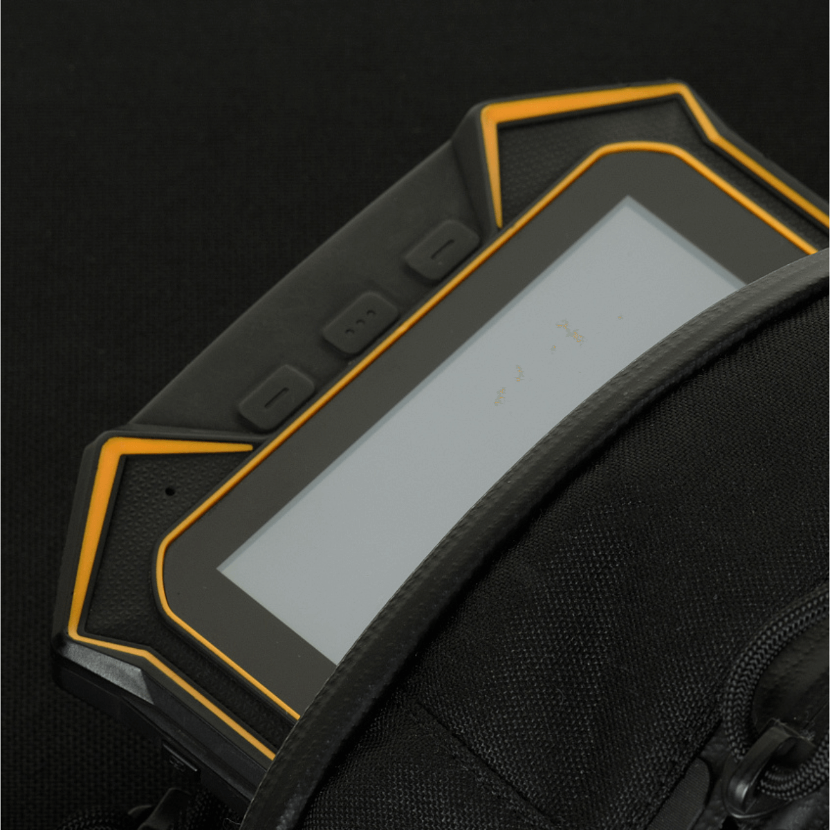 Enhed placeret i M-Tac Sphaera Hardsling Bag Large Elite med Velcro, lavet af slidstærkt Cordura-stof, set i nærbillede.