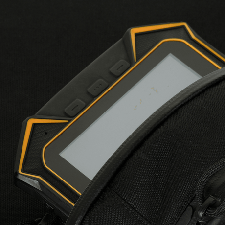 Enhed placeret i M-Tac Sphaera Hardsling Bag Large Elite med Velcro, lavet af slidstærkt Cordura-stof, set i nærbillede.