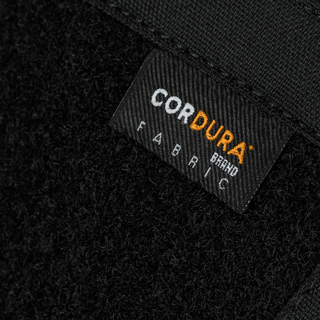 Nærbillede af Cordura stofmærke på M-Tac Sphaera Hardsling Bag Large Elite med Velcro, fremstillet af holdbare materialer.