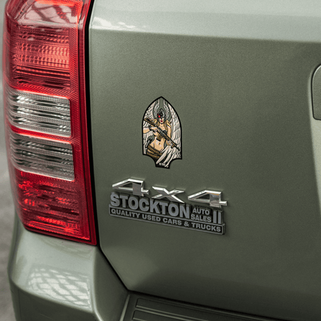 M-Tac Sticker Valkyrie monteret på bilbagklap, viser mytologisk krigsgudinde med M4 gevær i Arrowhead patch stil.