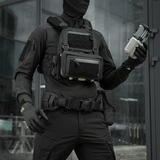 M-Tac Admin Pouch Large Elite Gen.II monteret på taktisk vest i bymiljø