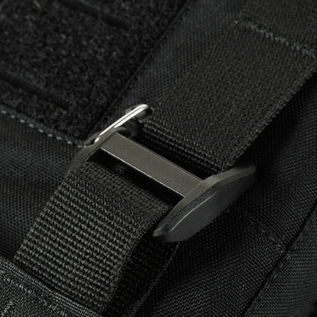 Detalje af M-Tac Plate Carrier Cuirass FAST QRS XL Gen.II spænde i sort Cordura 500D materiale.