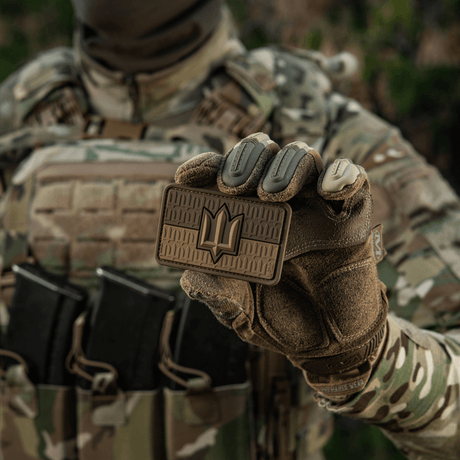 Soldat iført camouflagetøj viser M-Tac patch Ukraine Flag med ZSU Trident PVC.