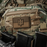 M-Tac patch Ukraine Flag med ZSU Trident PVC på militær vest, viser ukrainsk stolthed og arv, lavet af holdbar PVC med 3D design.