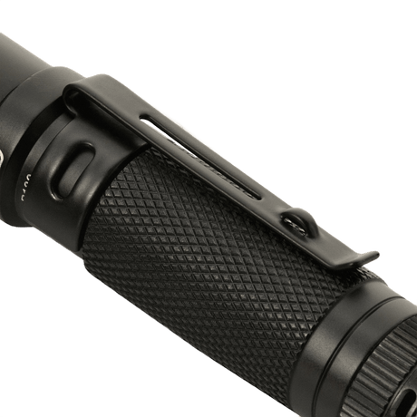 M-Tac Lommelygte P180 med justerbar lysretning og LED CREE XPG2, aluminium konstruktion, nem at hænge på tøj eller rygsæk, op til 140 lumen.