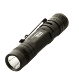 M-Tac Lommelygte P21 kompakt LED lommelygte i sort aluminium, ideel til EDC-kit og outdoor brug, drevet af AA-batteri.