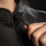 Person der bruger lynlås på M-Tac Thermal Fleece Trøje Delta Level 2 med YKK-lynlås for koldt klima.