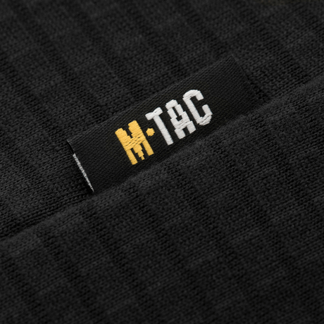 Detalje af M-Tac Thermal Fleece Trøje Delta Level 2 med M-Tac logo på sort polyesterstof. Ideel til koldt klima.
