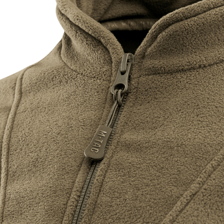 M-Tac Delta Fleece Jakke med lynlåsdetalje i komfortabelt fleece materiale, perfekt til udendørs aktiviteter og køligere vejr.