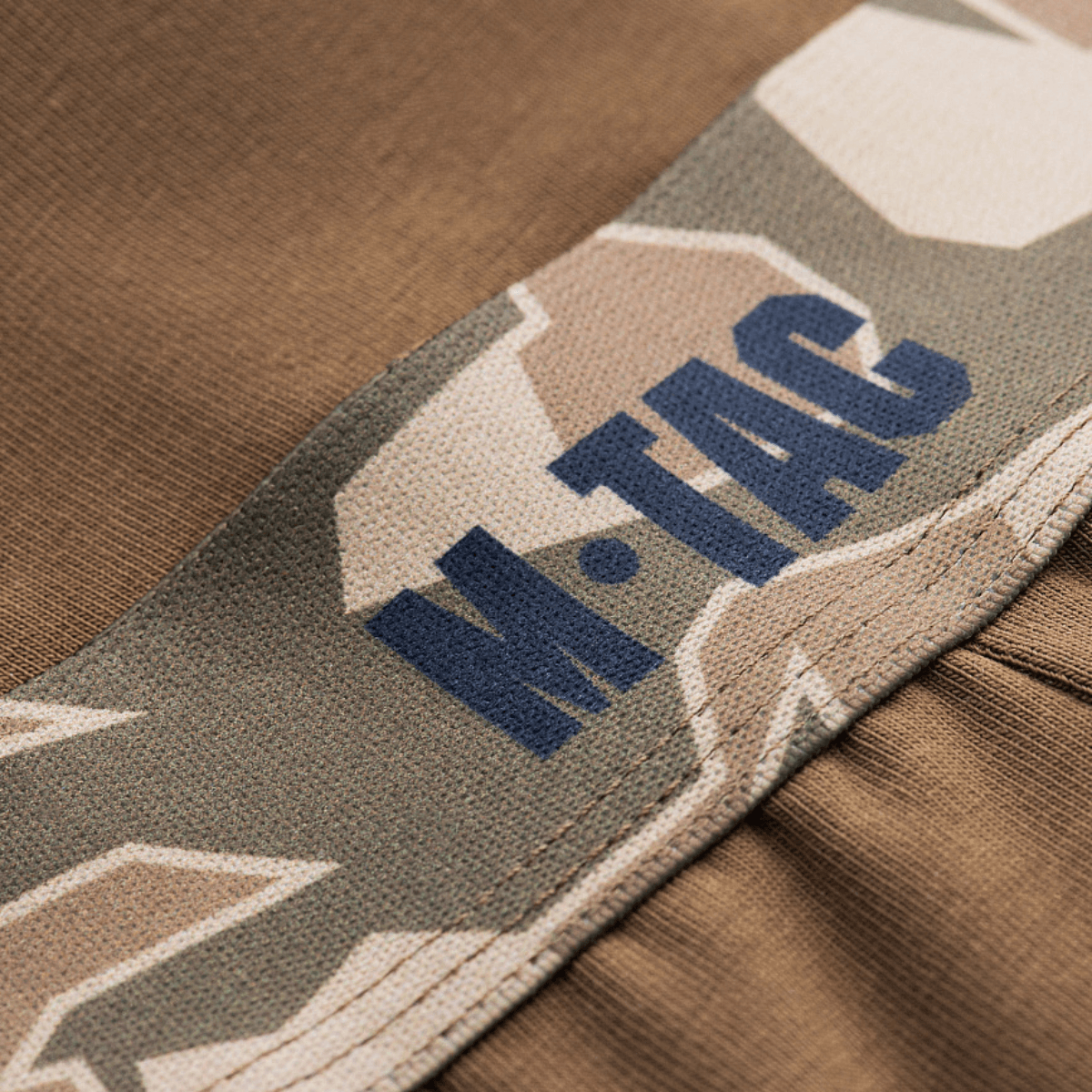 Close-up af M-Tac Herre Boxer 93/7 med camouflage design og bred elastik for komfort og holdbarhed.