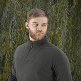 Mand iført M-Tac Delta Polartec Fleecejakke foran en grøn baggrund