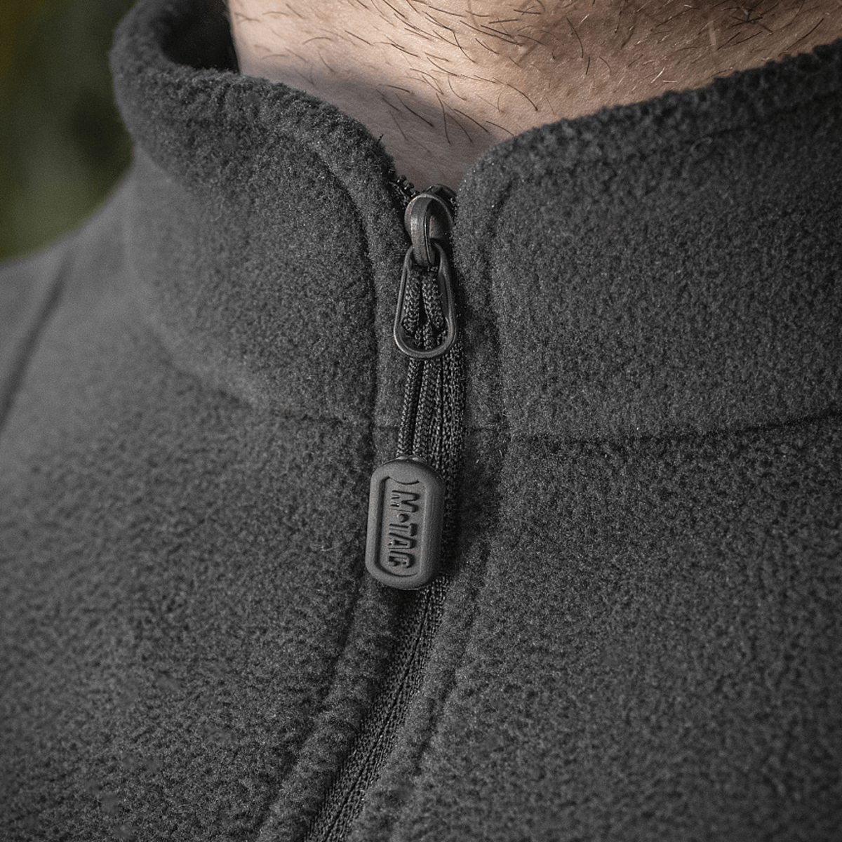 Nærbillede af M-Tac Delta Polartec Fleecejakke's lynlås og Polartec® fleece stof.