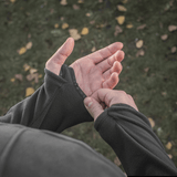 Detaljebillede af M-Tac Delta Polartec Fleecejakke med tommelfingerhuller, lavet af slidstærkt og blødt Polartec® Micro Series-fleece.