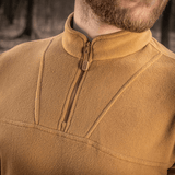 Mand iført M-Tac Delta Polartec Fleecejakke i naturen, viser blød og varm fleece med halv lynlås til kolde dage.