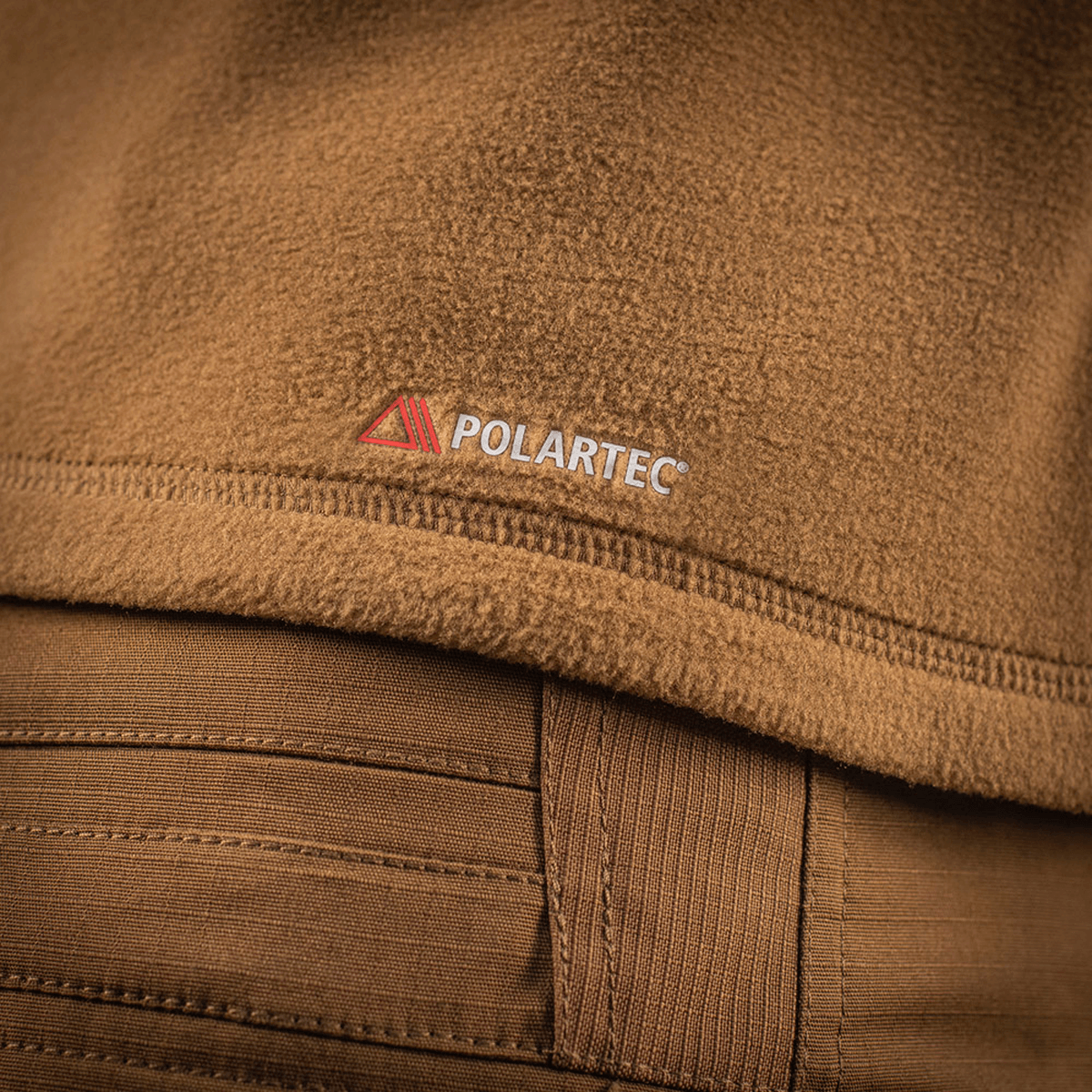 M-Tac Delta Polartec Fleecejakke med Polartec® Micro Series-fleece i brun farve med logo, ideel til kolde, udendørs dage.