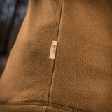 M-Tac Delta Polartec Fleecejakke i nærbillede med blød brun Polartec® Micro Series-fleece og mærke
