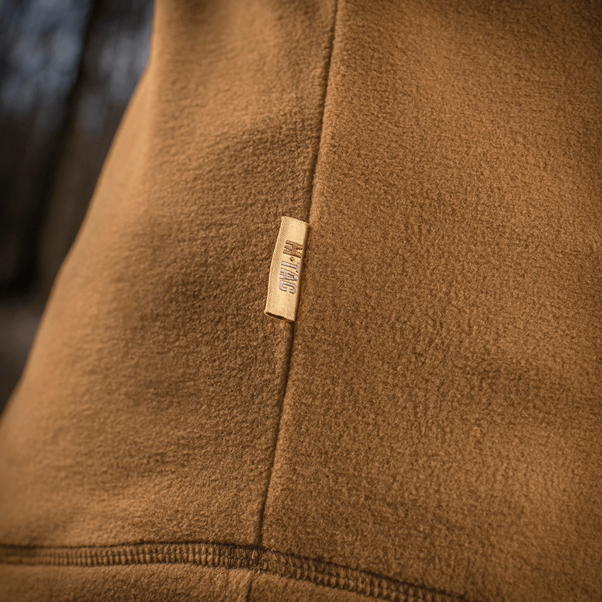 M-Tac Delta Polartec Fleecejakke i nærbillede med blød brun Polartec® Micro Series-fleece og mærke