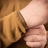 Nærbillede af ærme på M-Tac Delta Polartec Fleecejakke i brun farve, viser jakkens detaljerede polartec stof.