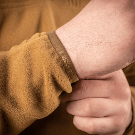 Nærbillede af ærme på M-Tac Delta Polartec Fleecejakke i brun farve, viser jakkens detaljerede polartec stof.