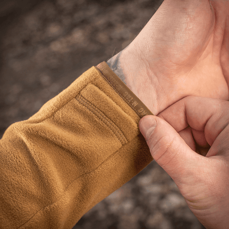Detalje af ærme på M-Tac Delta Polartec Fleecejakke i brun, viser kvaliteten af Polartec® Micro Series-fleece og funktionelt design.