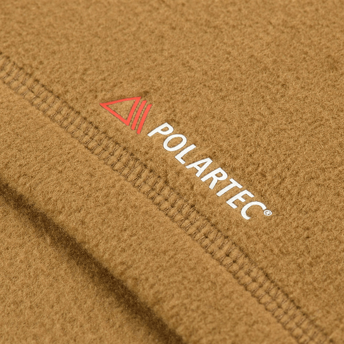 M-Tac Delta Polartec Fleecejakke, brun Polartec® Micro Series-fleece tekstur, varmeisolerende materiale, nærbillede af logo