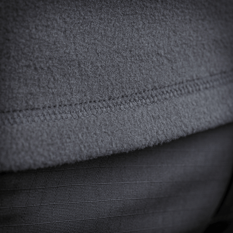 Detalje af M-Tac Delta Polartec Fleecejakke tekstil med syninger vist tæt på kameravinkel.