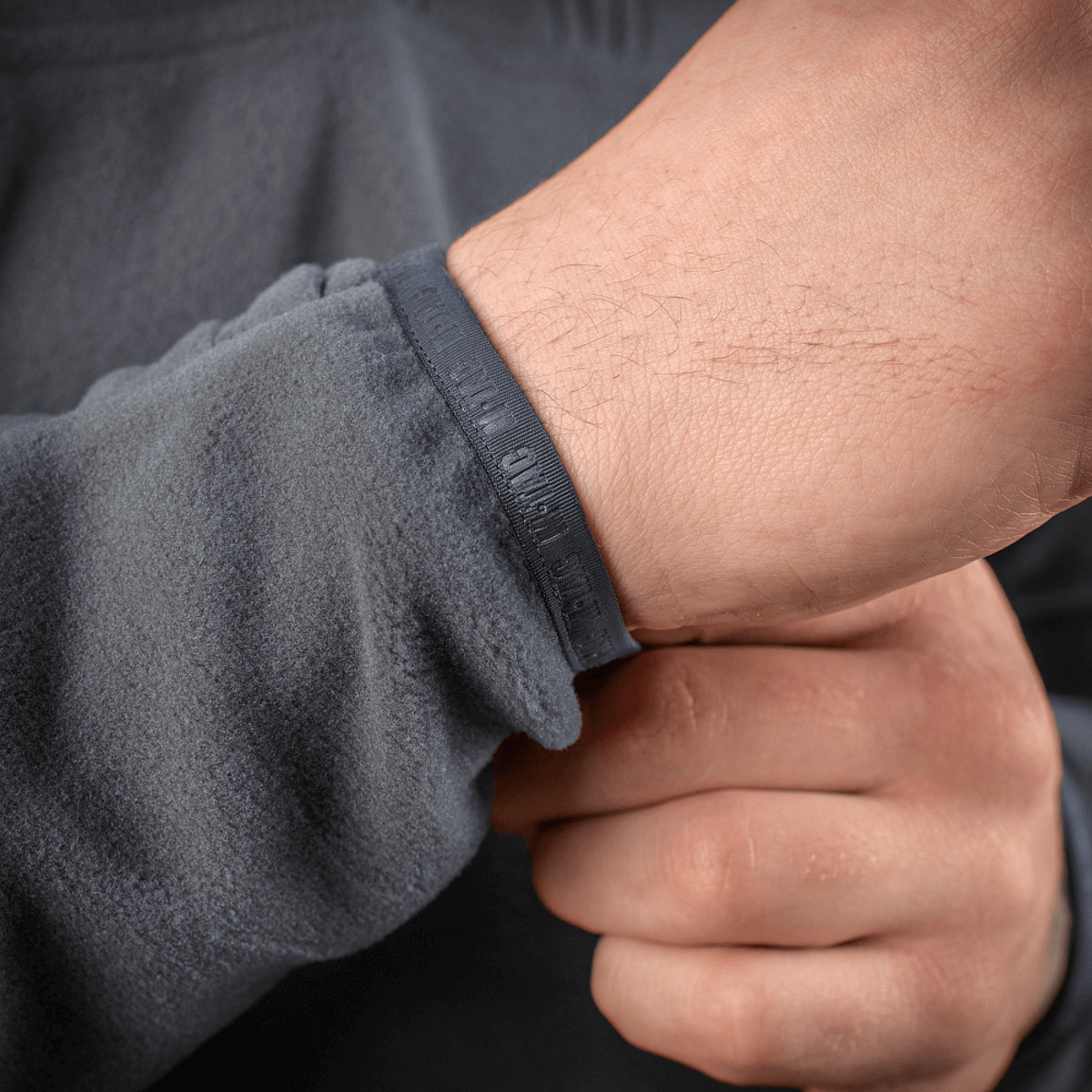 M-Tac Delta Polartec Fleecejakke ærmedesign i nærbillede, viser blød og slidstærk fleece lavet af 100% polyester til kolde dage.
