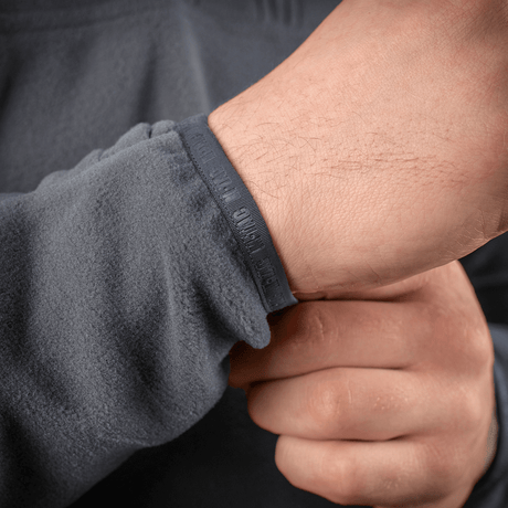 M-Tac Delta Polartec Fleecejakke ærmedesign i nærbillede, viser blød og slidstærk fleece lavet af 100% polyester til kolde dage.