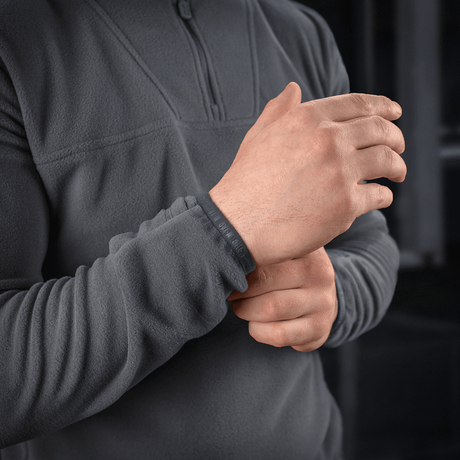 M-Tac Delta Polartec Fleecejakke i grå, viser jakkeærme og halv lynlås, ideel til kolde dage med Polartec® Micro Series-fleece materiale.