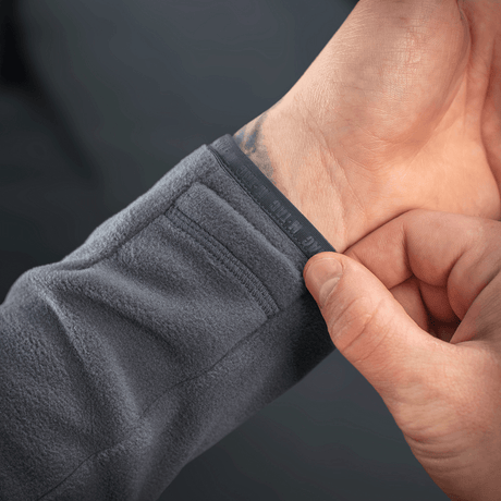 Ærmedetalje på M-Tac Delta Polartec Fleecejakke med polartec-mærke, fremstillet af 100% polyester for komfort og varmeisolering