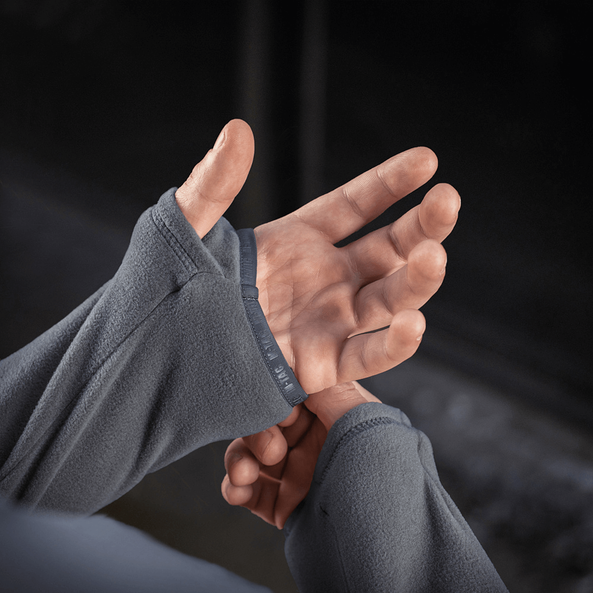 Nærbillede af M-Tac Delta Polartec Fleecejakke viser elastiske ærmer og blødhed i materialet, ideel til varme og komfort.