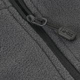 Nærbillede af grå lynlås på M-Tac Delta Polartec Fleecejakke, lavet af Polartec® Micro Series-fleece, der fremhæver jakken's kvalitet.